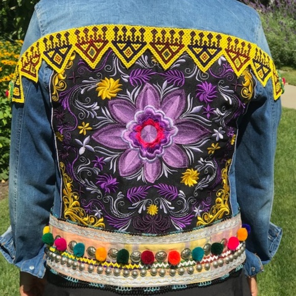 Embroidered lotus blue denim Jacket Size L (JR)